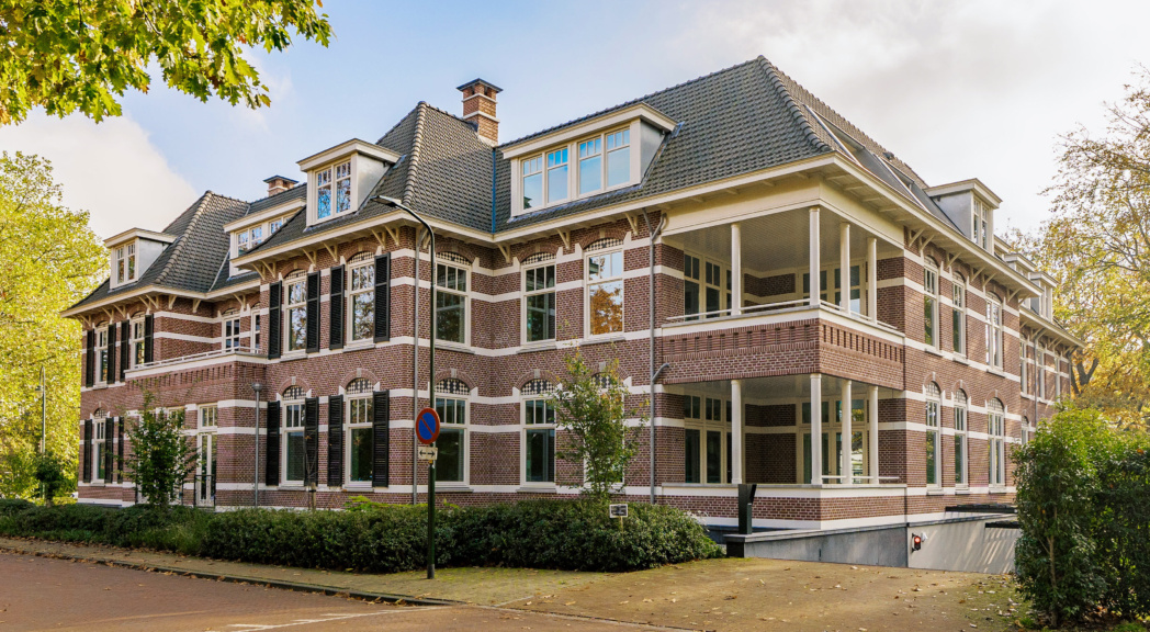 Gevel La Gare Laren gebouwd door TEAMWBC