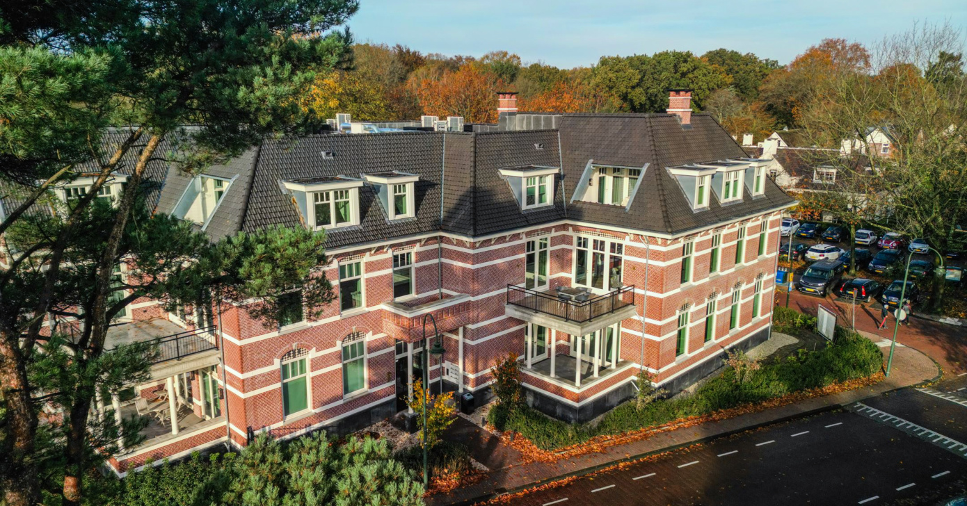 Zicht boven La Gare Laren appartementen door TEAMWBC gebouwd