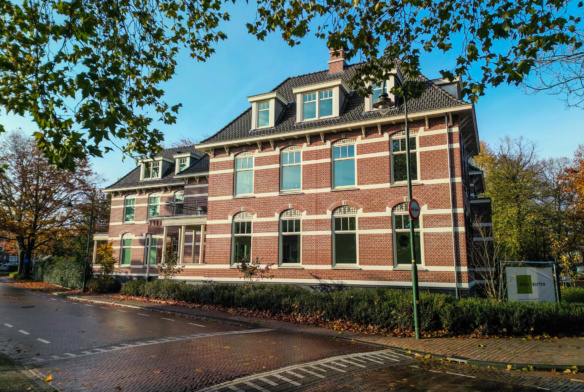 Zijgevel luxe appartementen La Gare in Laren