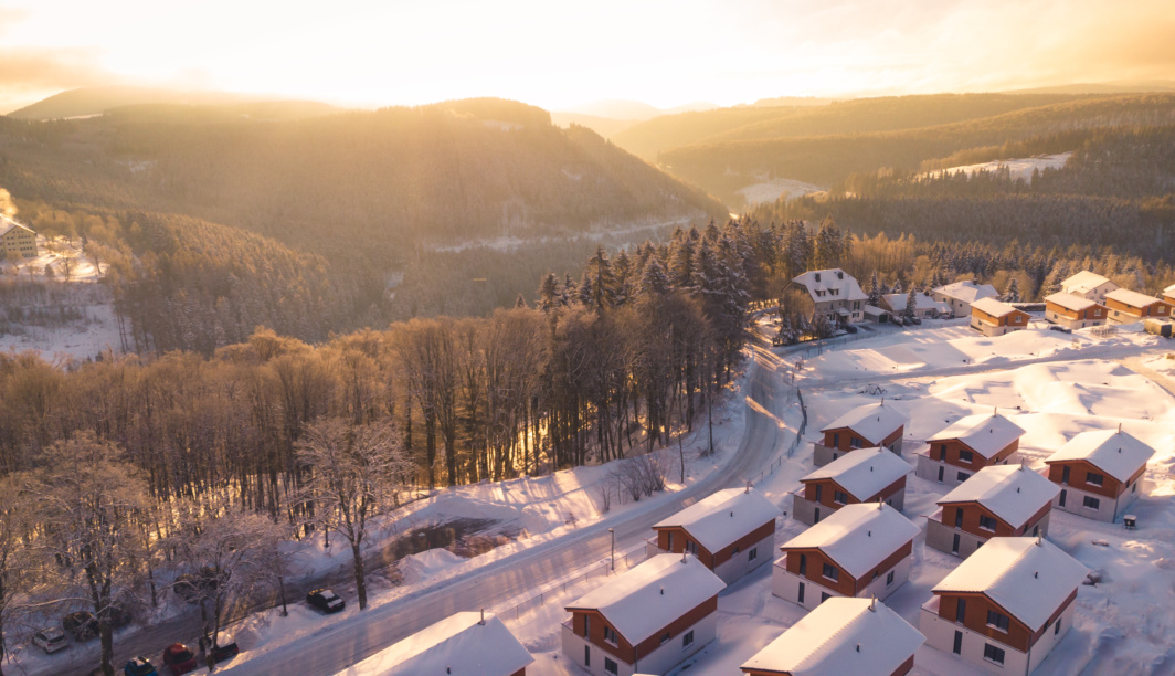 Nieuwbouw vakantiepark UplandParcs Winterberg in de sneeuw - TEAMWBC