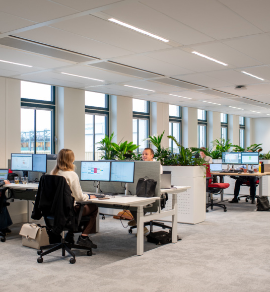 Mensen aan het werk op kanoor van AS Watson in Renswoude