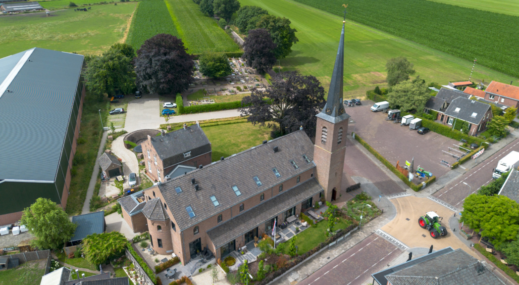 Dronebeeld Sint-Antonius van Paduakerk Vragender, getransformeerd door TEAMWBC