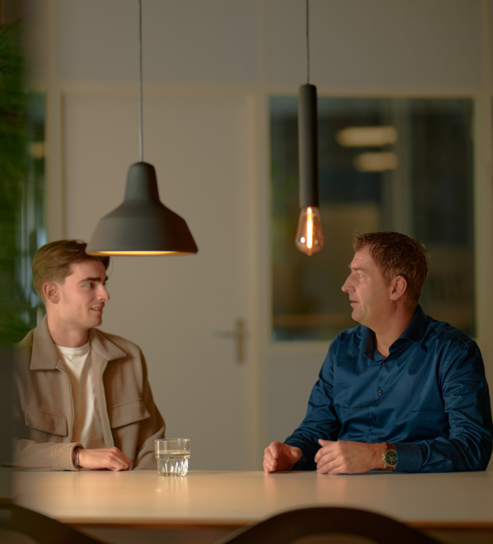 Twee collega's van TEAMWBC overleggen over een bouwproject