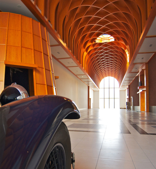 Oud voertuig in de imposante hal van het Louwman Museum - TEAMWBC