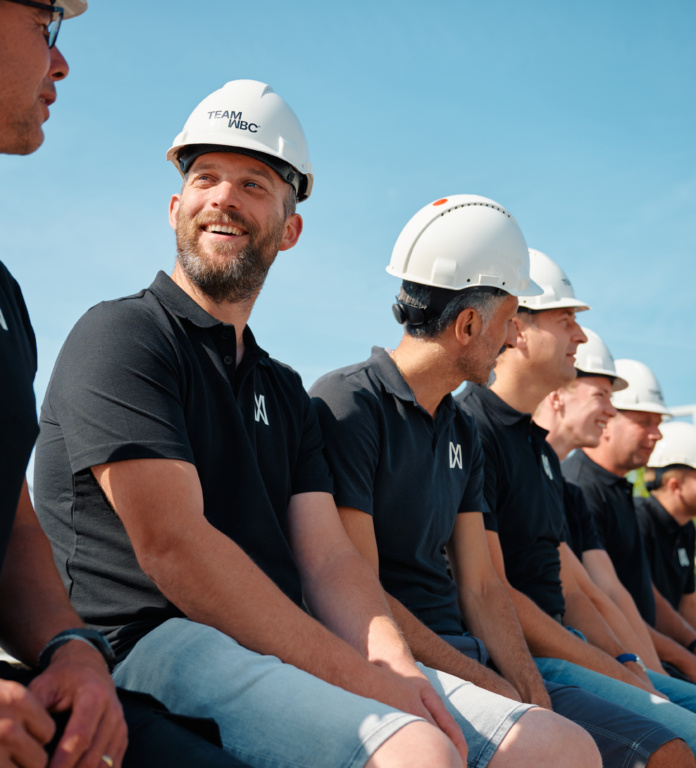 Medewerkers van TEAMWBC overleggen op de bouwplaats