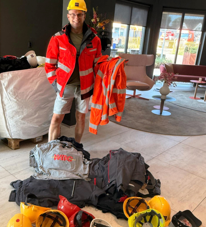 Collega Gerben met de oude bedrijfskleding dat is ingezameld voor Gambia.