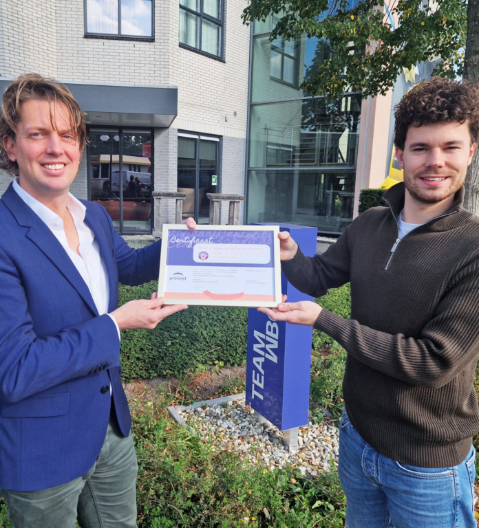 Jelle Hegeman en Bram Beckmans met het certificaat voor TEAMWBC.