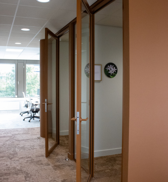Door TEAMWBC getransformeerd modern kantoor met belhokjes
