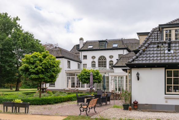 Landhuis in Epe, met tuin in het groen, getransformeerd tot zorgwoningen door TEAMWBC