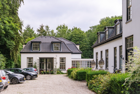 Nieuwe zorgwoningen bij het koetshuis in Epe, getransformeerd door TEAMWBC